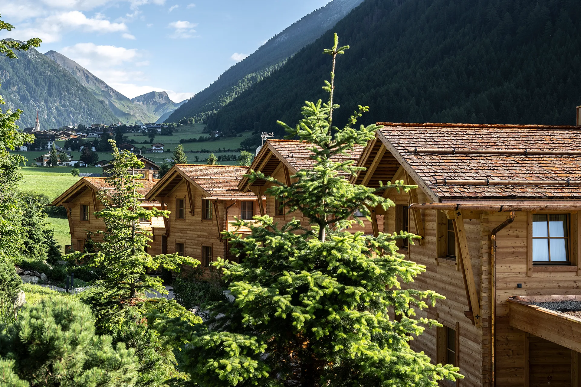 Mehrere rustikale Holzhäuser in ländlicher Umgebung
