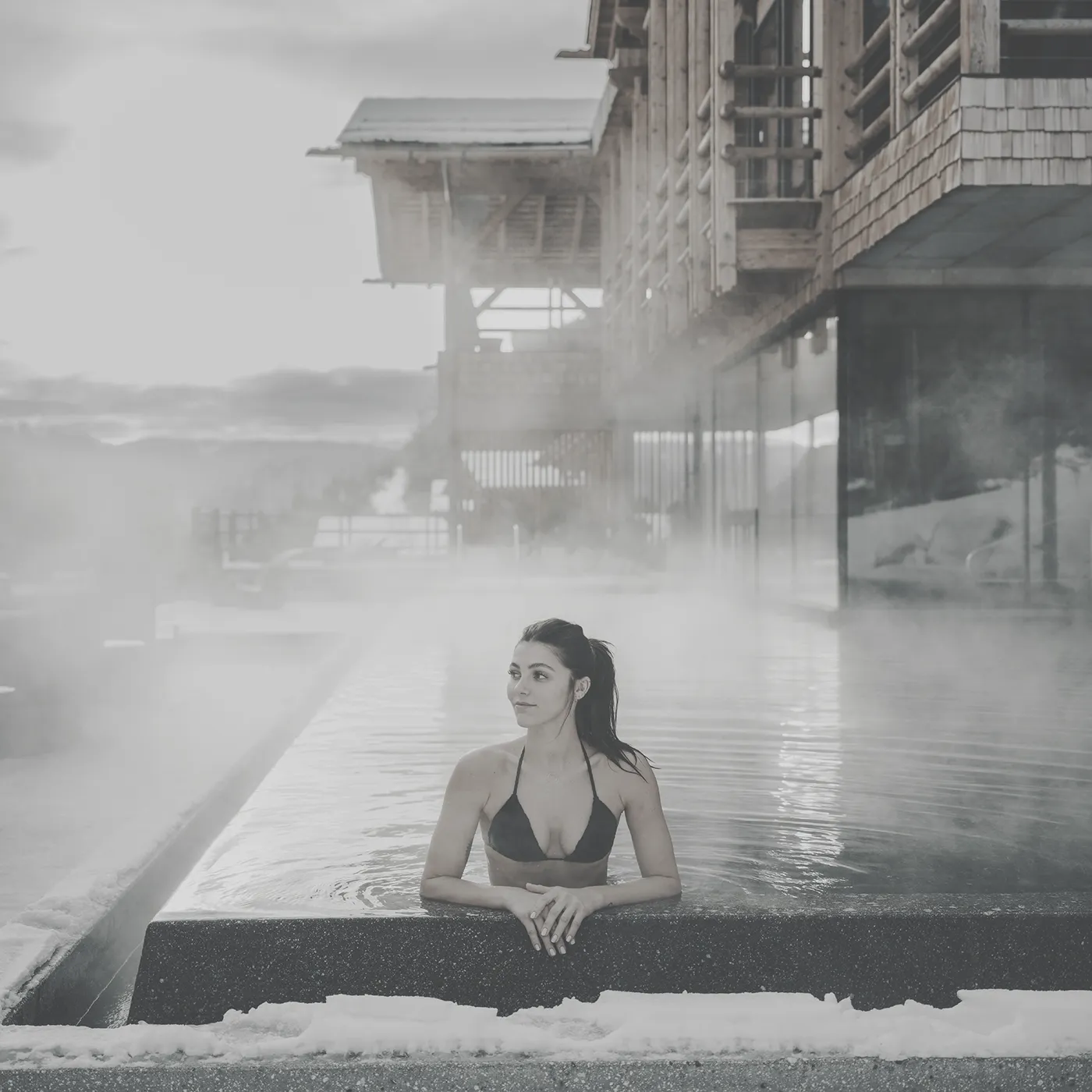 Frau in einem dampfenden Pool