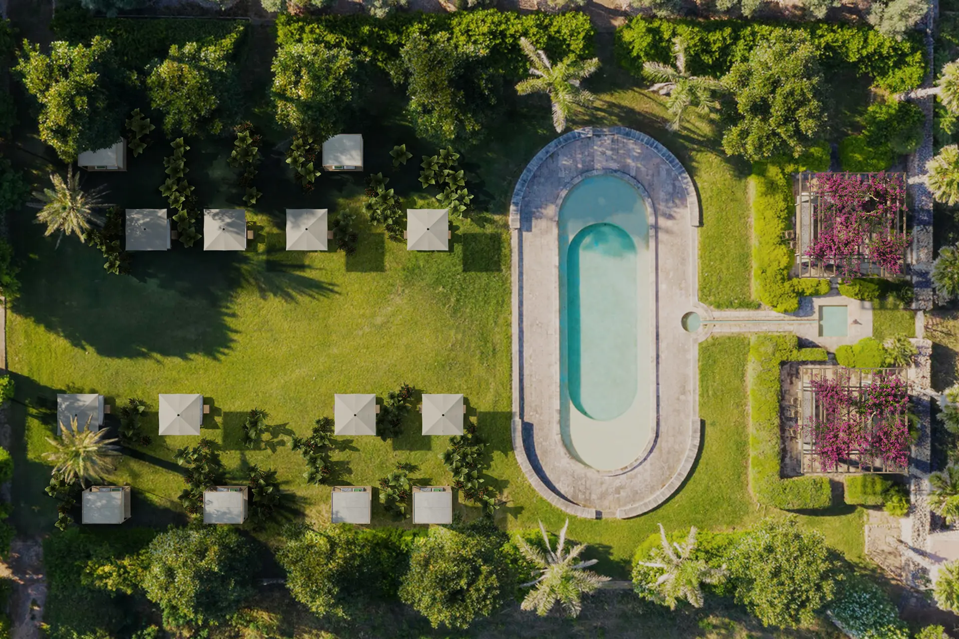 Gartenanlage mit Pool aus Vogelperspektive