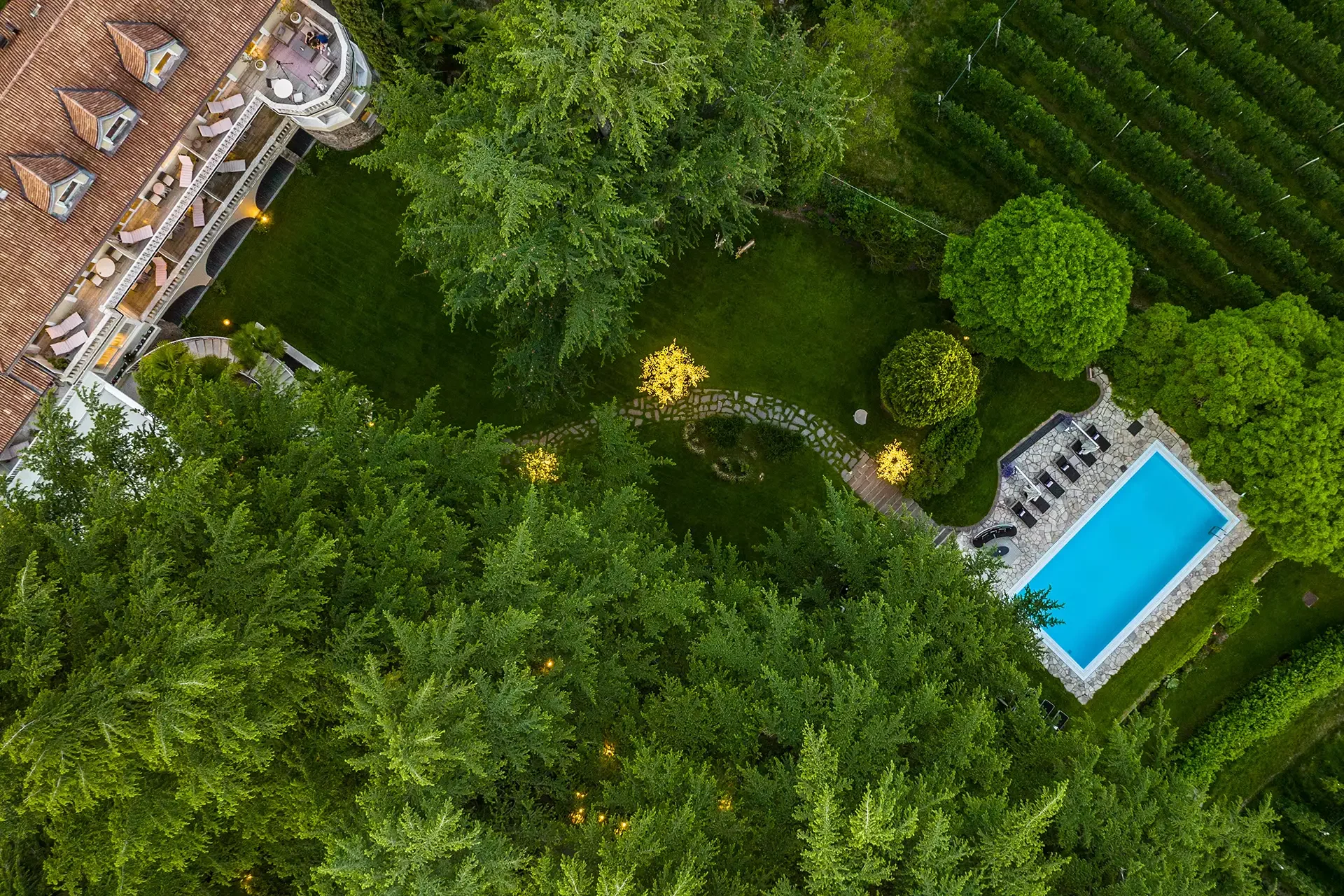 Hotel mit Garten und Pool von oben