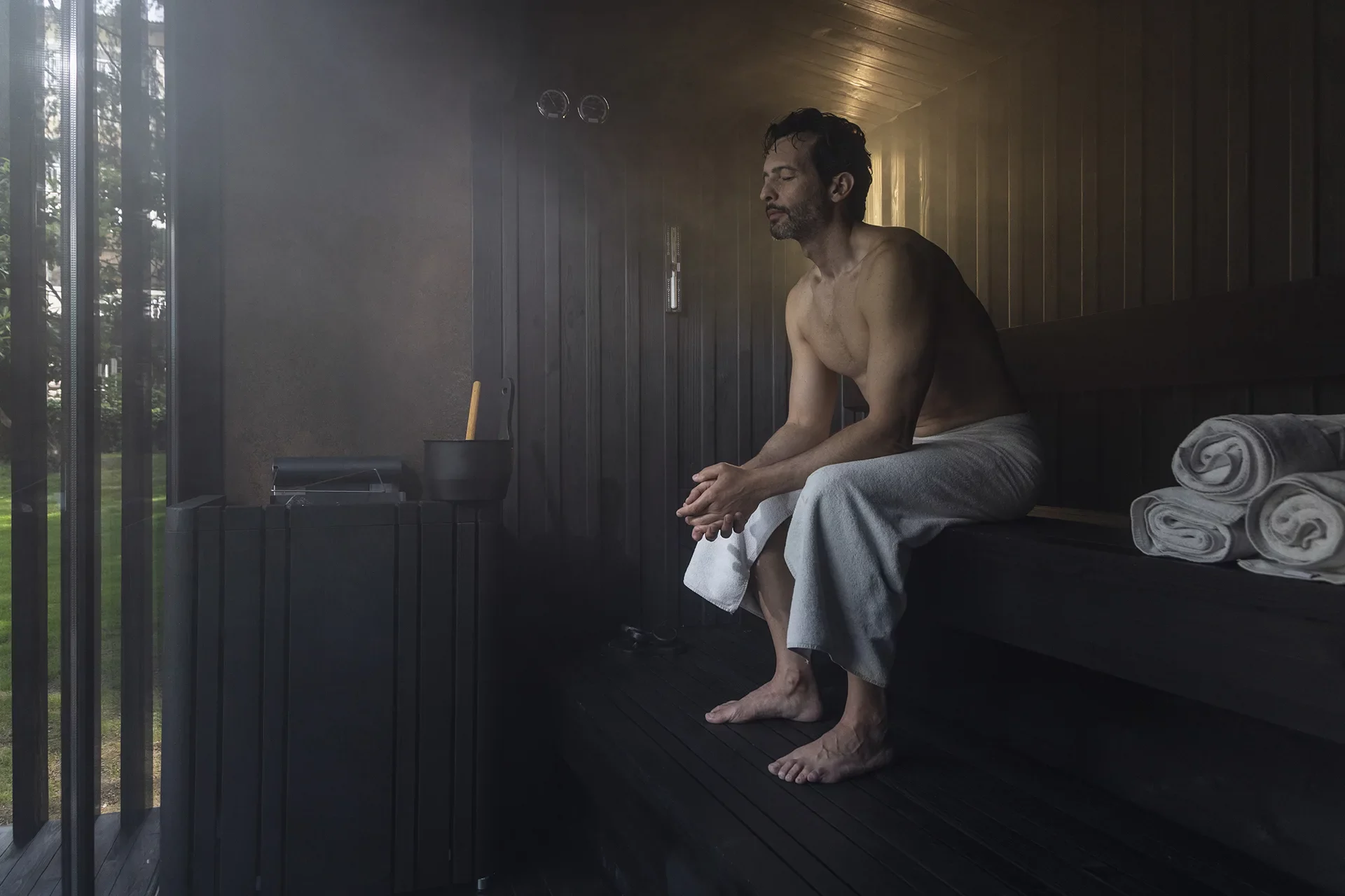 Mann sitzt in einer Sauna