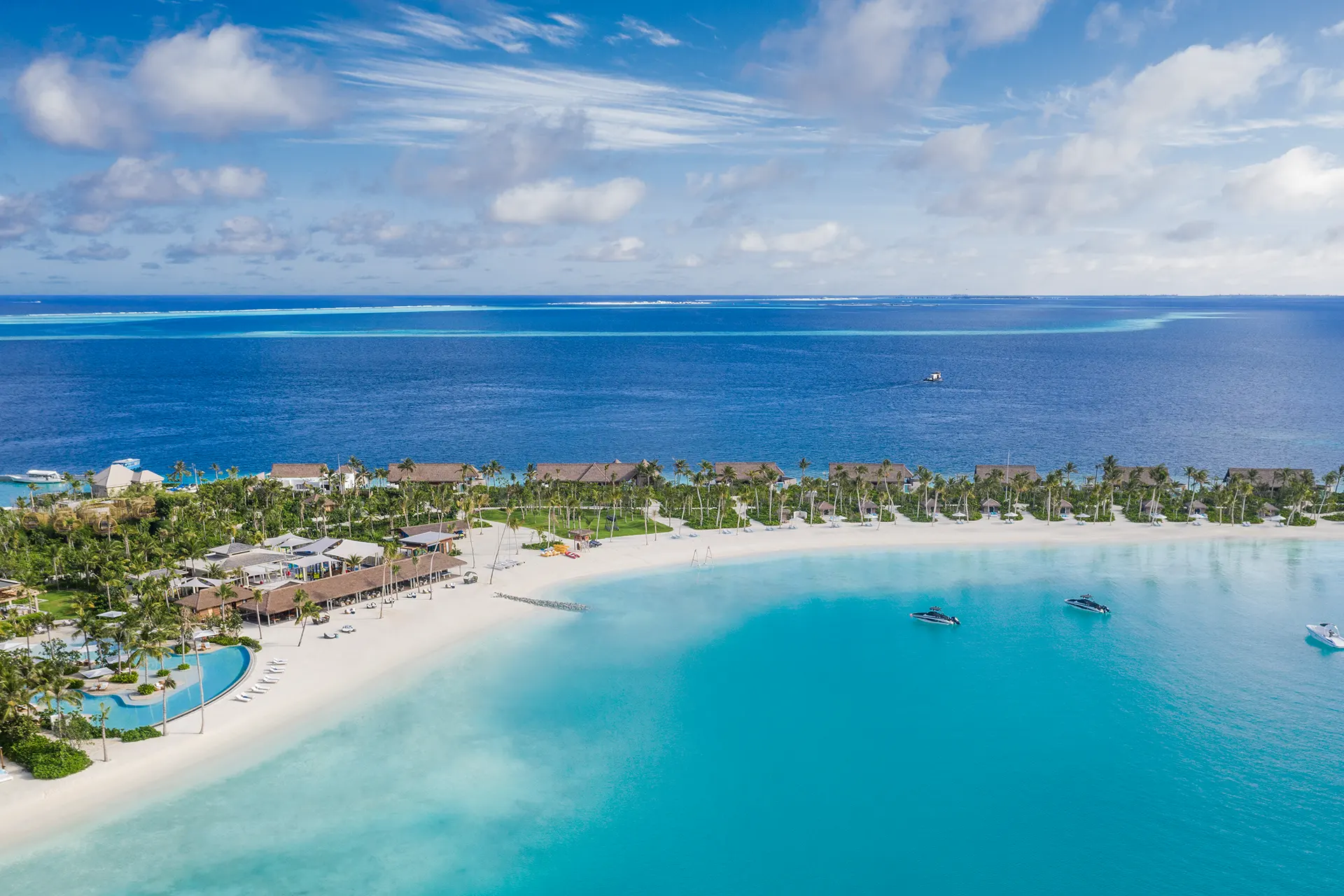 Luftaufnahme des Strandes im Waldorf Astoria Maldives
