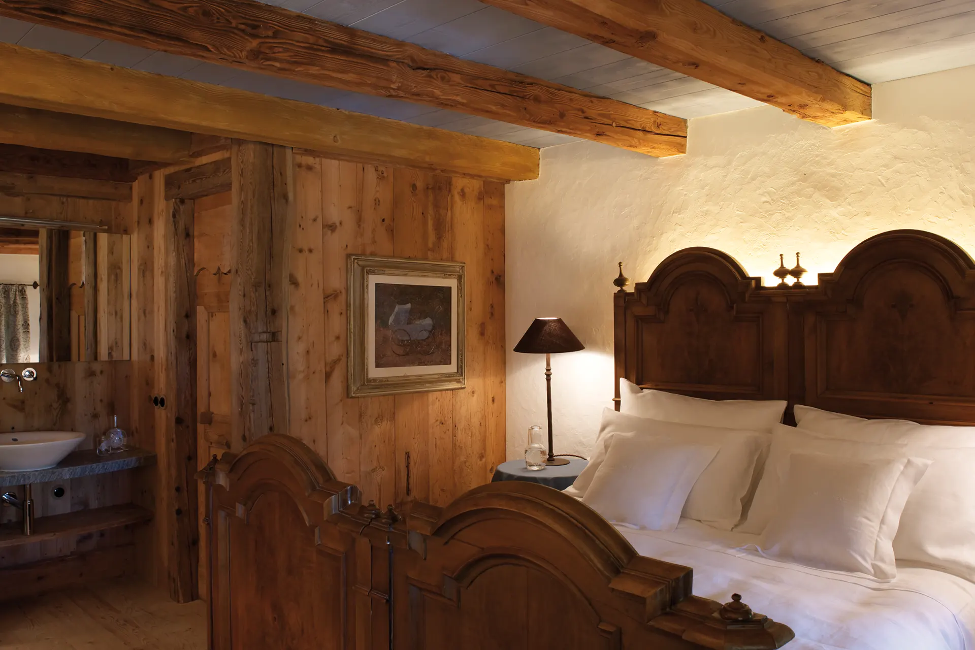 Zimmer einer Berghütte mit antikem Bett