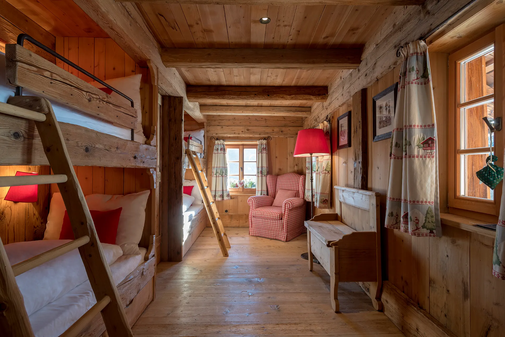 Kinderzimmer mit mehreren Stockbetten aus Holz