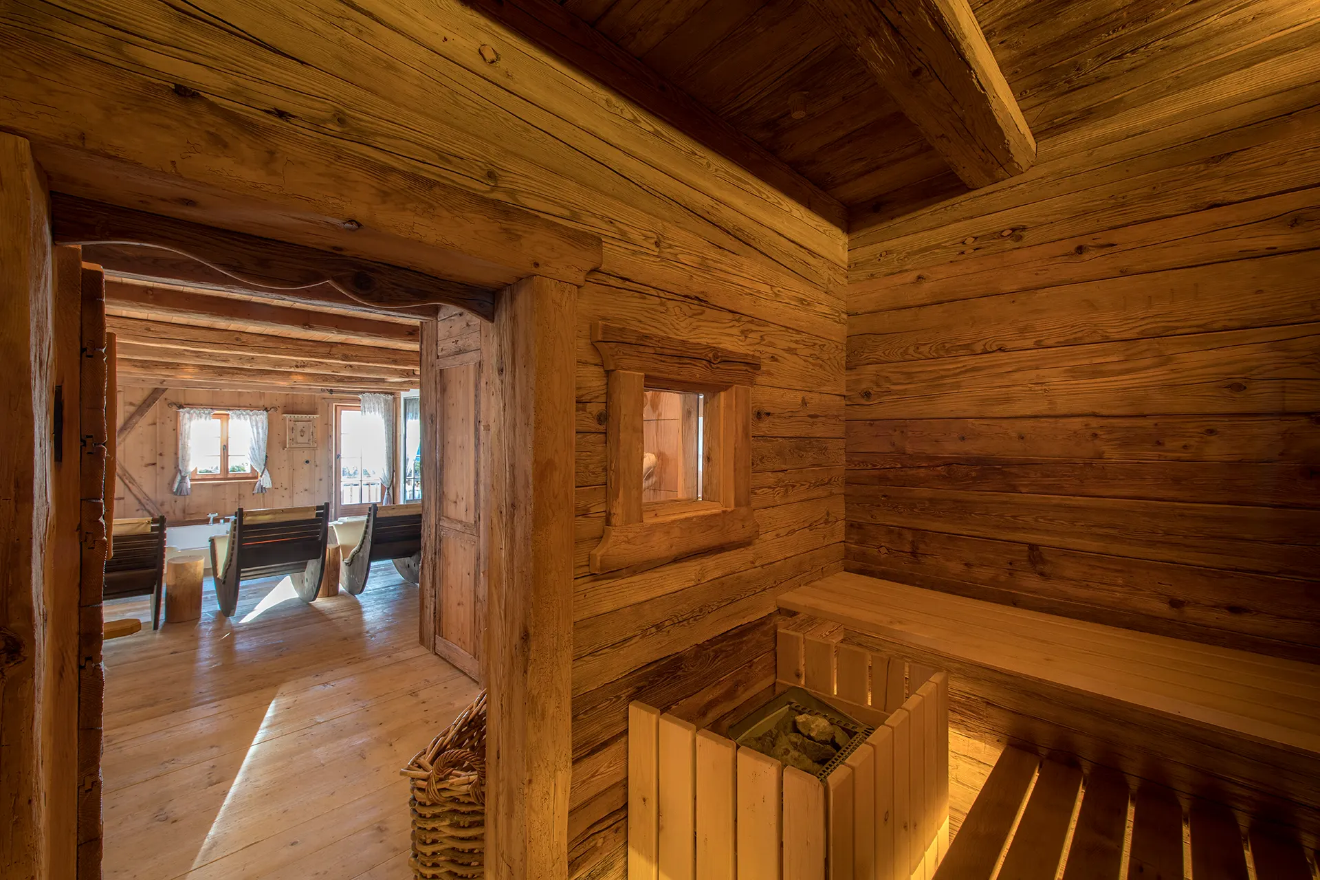 Innenraum einer Sauna aus Altholz
