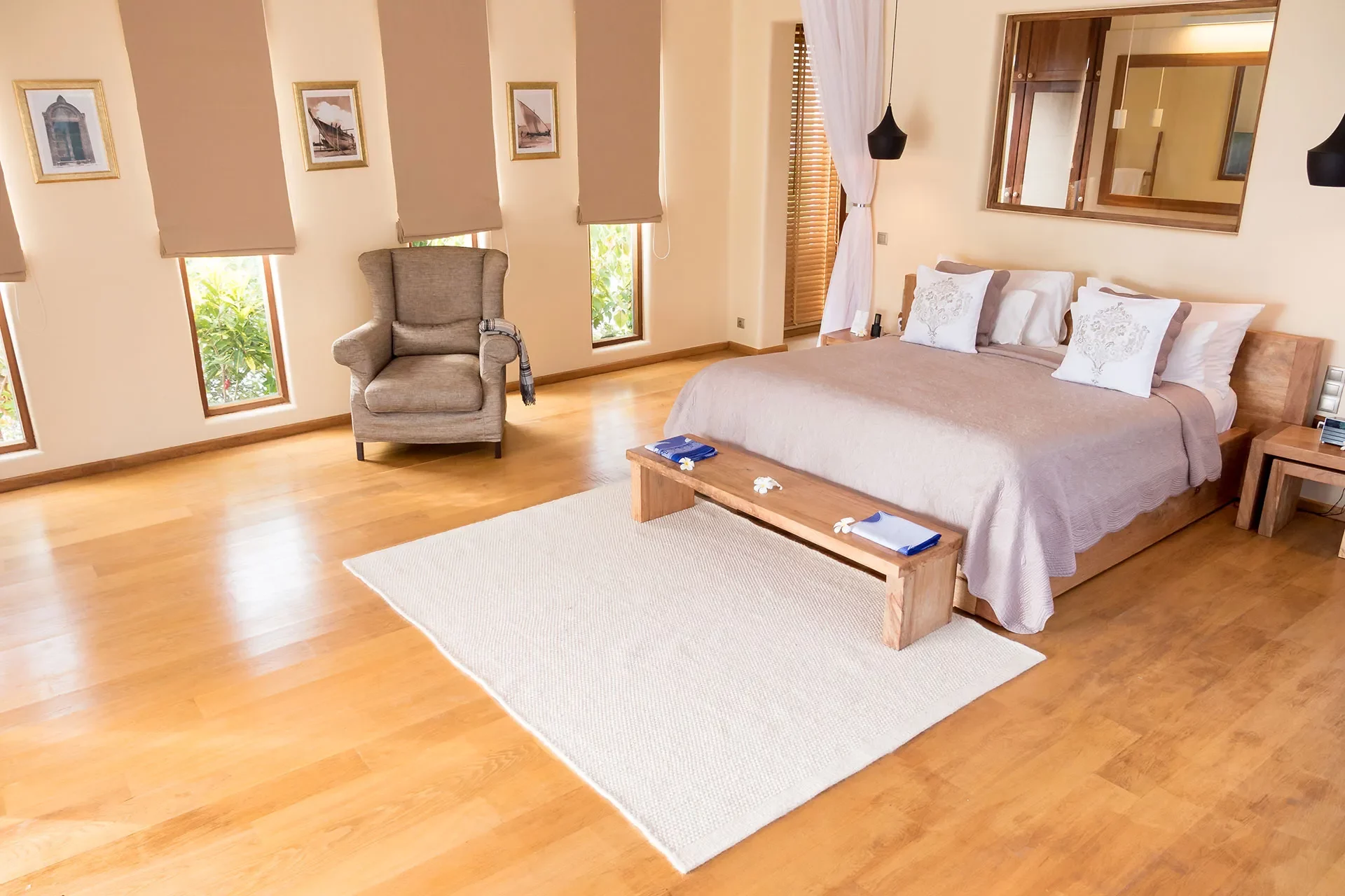 Schlichtes Schlafzimmer mit Holzboden