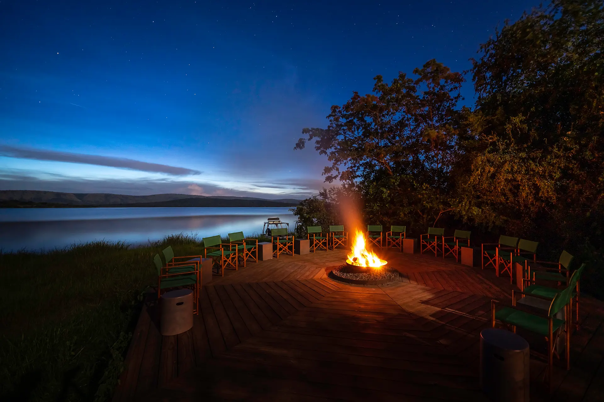 Brennende Feuerstelle vor einem See