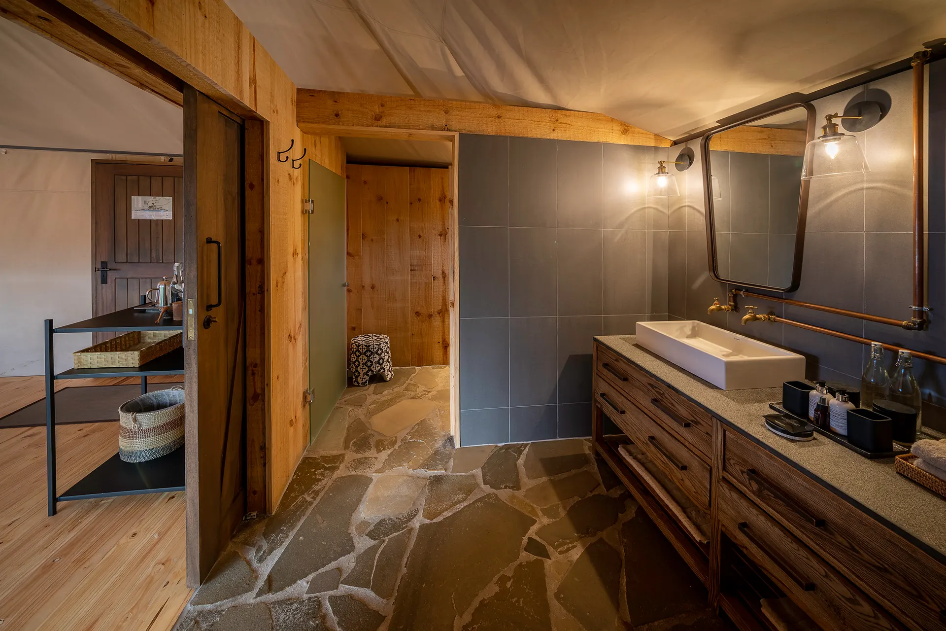 Badezimmer mit Steinboden