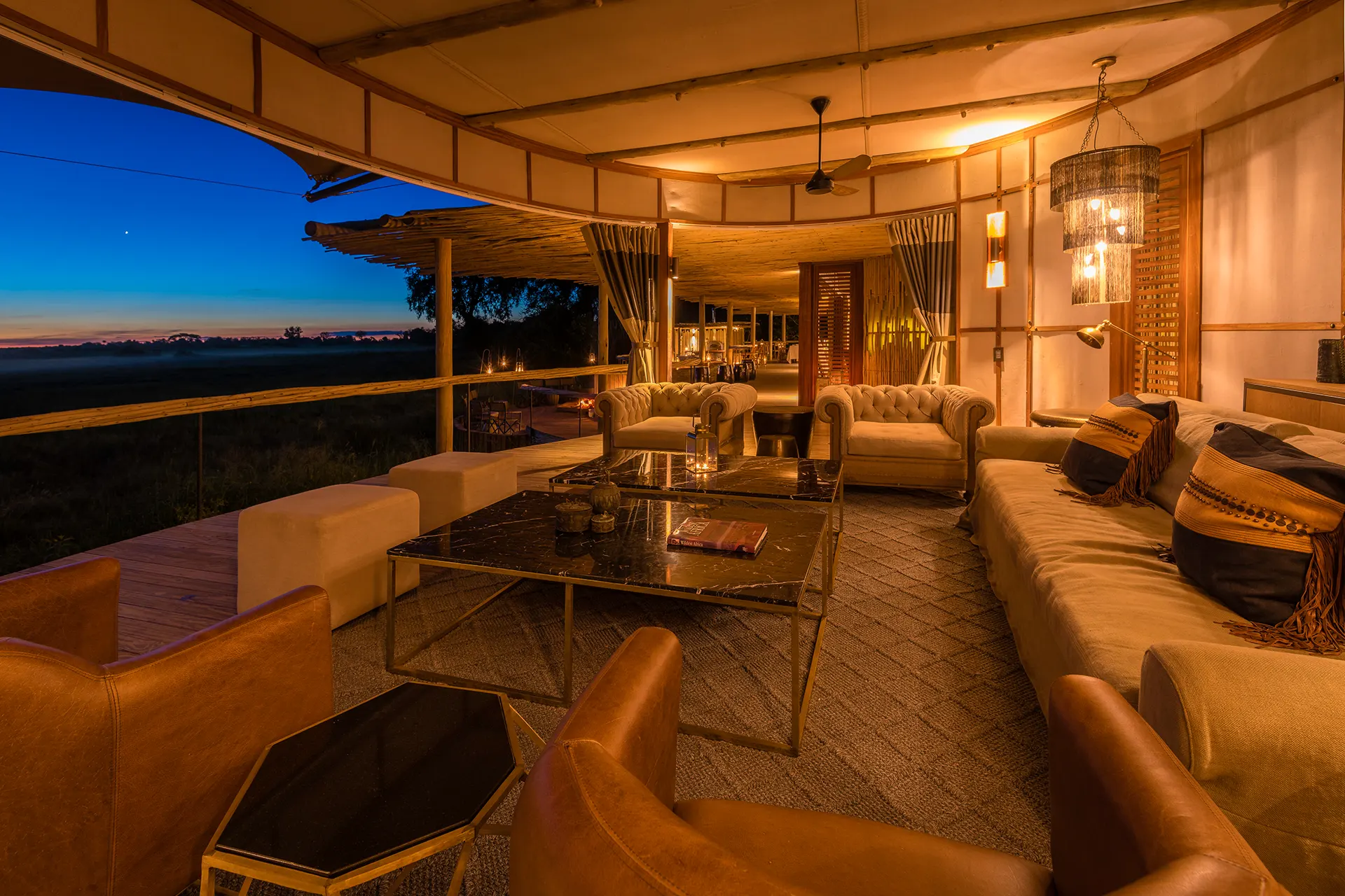 Beleuchtete Outdoor Lounge einer afrikanischen Zeltsuite