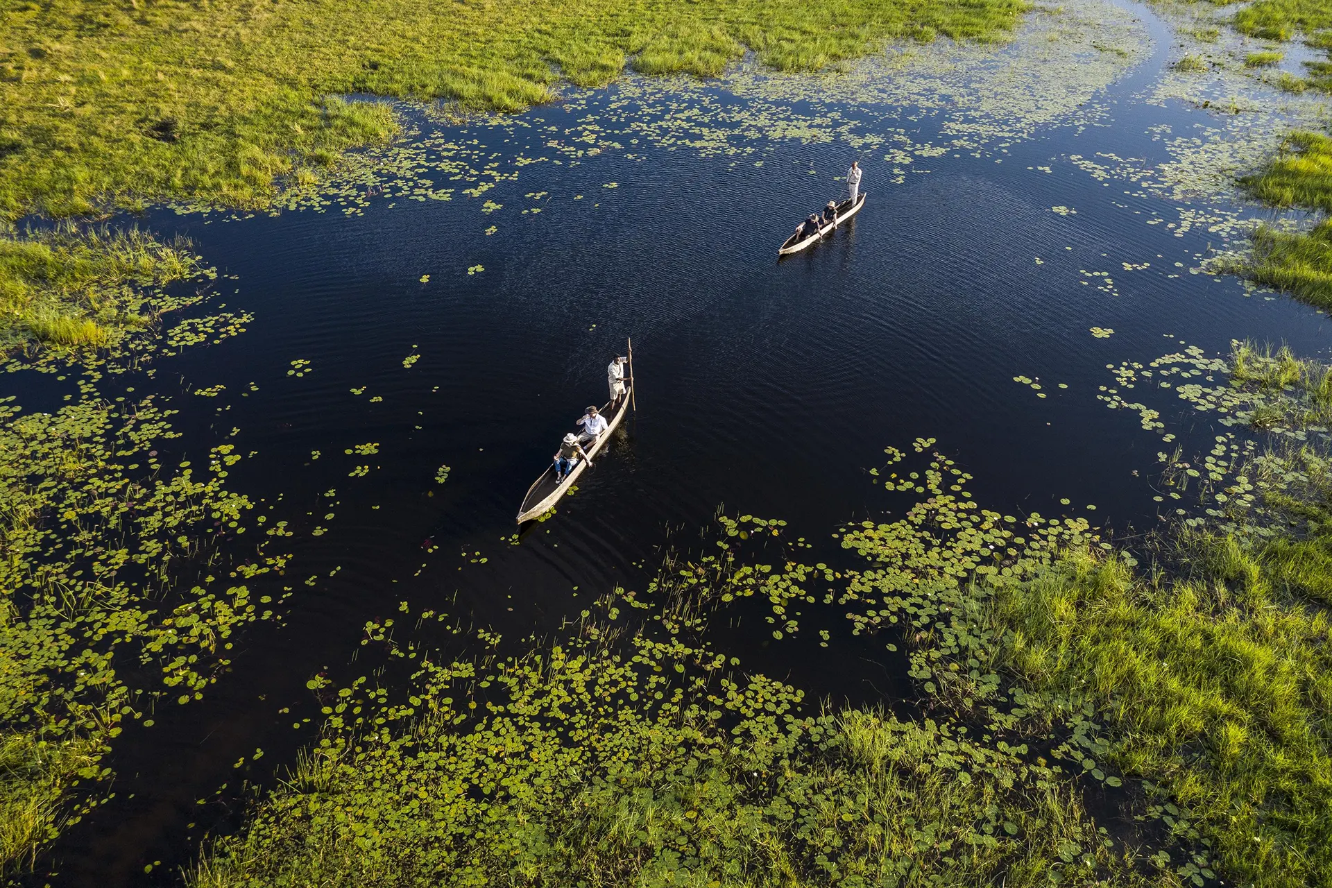 Zwei traditionelle Kanus auf afrikanischem Fluss