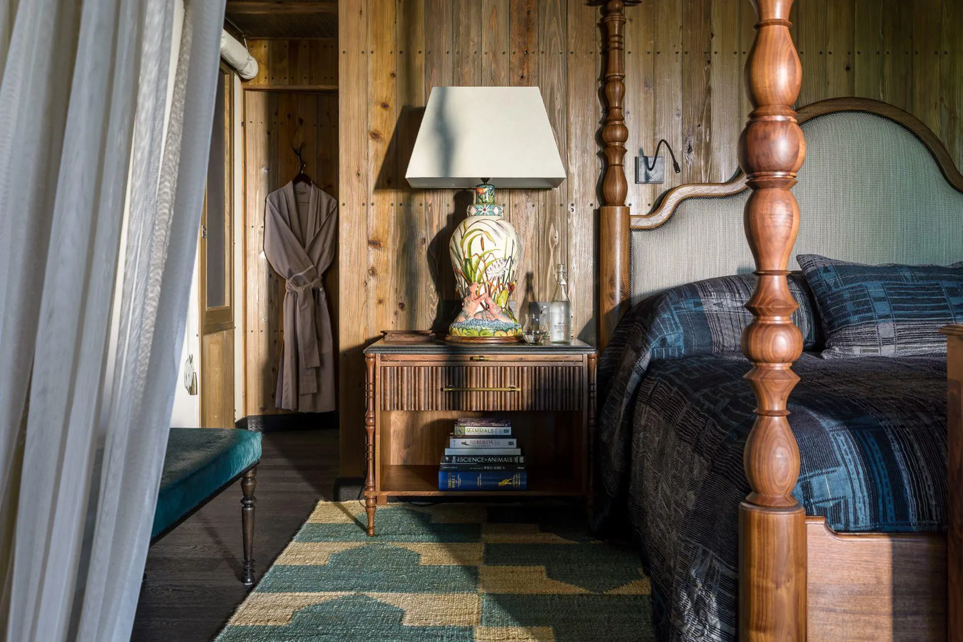 Schlafzimmer mit Himmelbett aus Holz