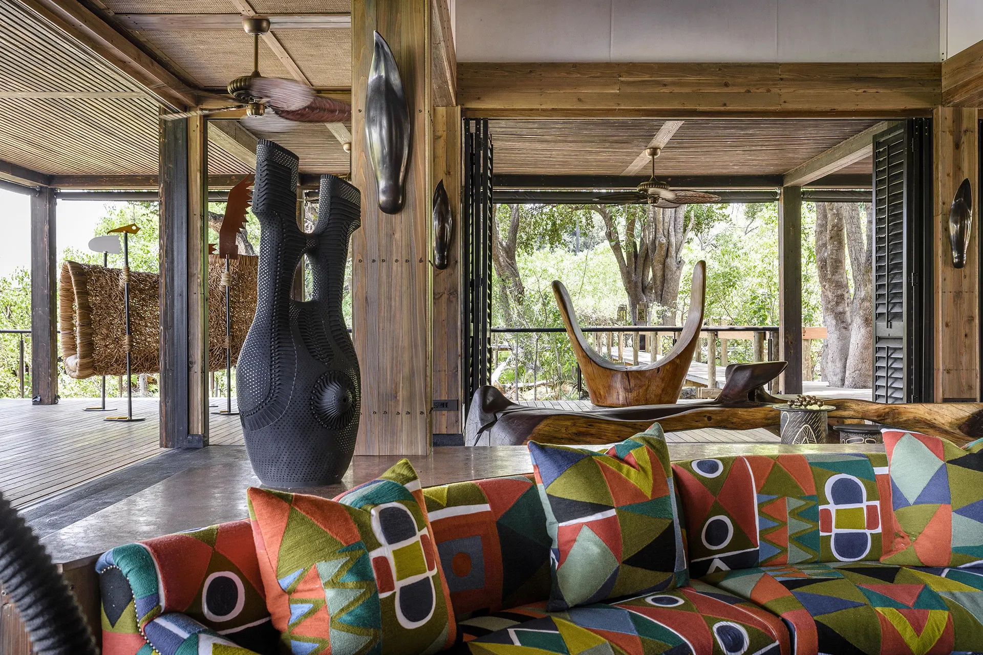 Loungebereich einer afrikanischen Lodge