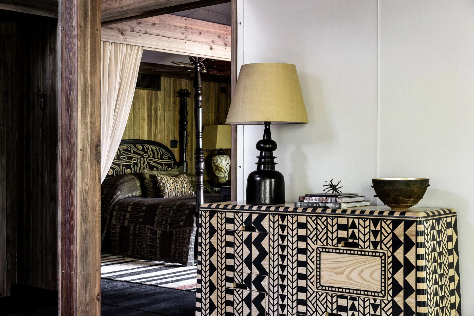 Blick in ein Schlafzimmer im afrikanischen Stil