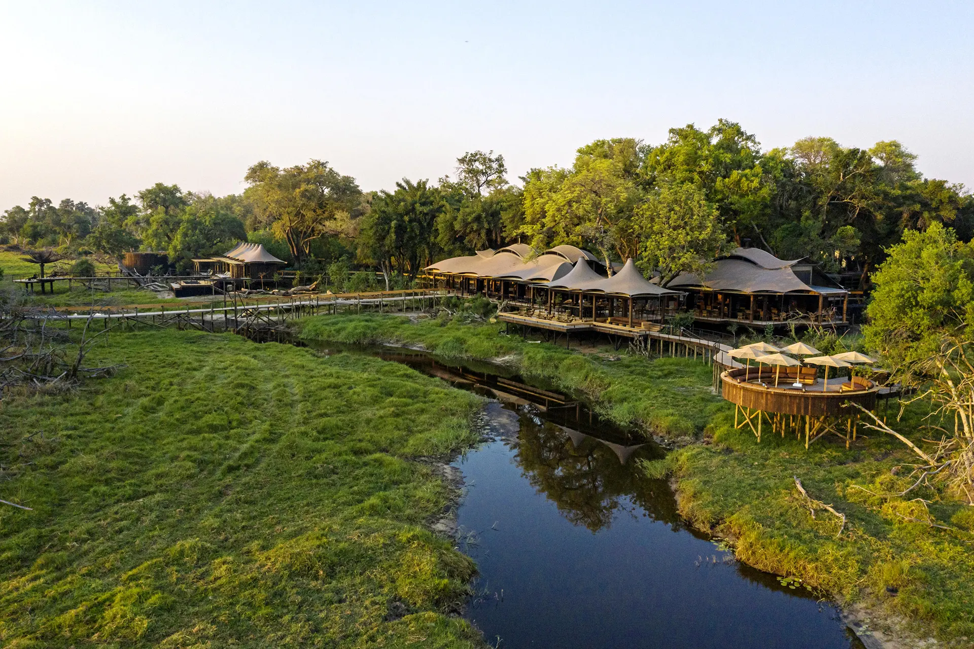 Außenansicht einer Safari Lodge in Afrika